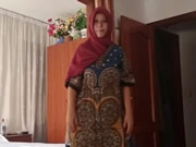 穆斯林紅頭巾蕩婦扭腰擺臀露奶熱舞跳起來